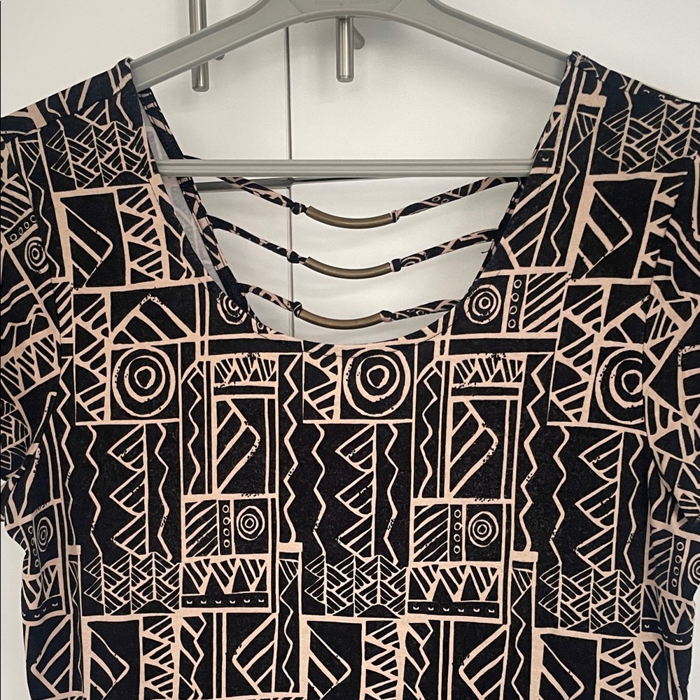 Reitmans Geometric Black Cream Cut Out Back Top M